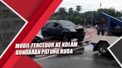 Sopir Mengantuk, Mobil Tercebur ke Kolam Bundaran Patung Kuda