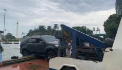 Mobil Fortuner Nyebur di Kolam Patung Kuda, Diduga Sopir Mengantuk