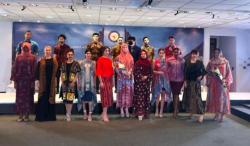 Model Kanada Kagum dengan Desain Busana Muslim dan Kain Batik Indonesia