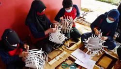Potret Murid SLB Latihan Membuat Tas Anyaman