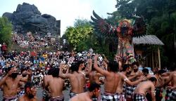 Kolaborasi Tari Kecak dan Ogoh-Ogoh Memikat Wisatawan Bali