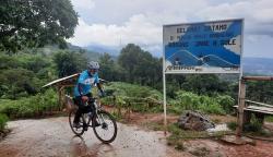 Ketika Para Jurnalis Gowes Melewati Tanjakan Terjal Bukit Hambalang