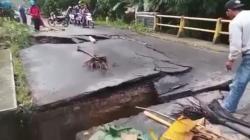 Diterjang Banjir, Jembatan Way Gebang Pesawaran Ambrol<