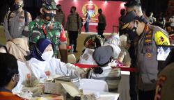 Kapolri Tinjau Vaksinasi Massal di Sentul