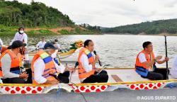 Resmikan Bendungan Ladongi di Sultra, Jokowi Dayung Perahu Naga Bersama Para Menteri