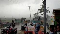 Angin Puting Beliung Terjang Acara Haul di Gebang Cirebon, Warga Panik<