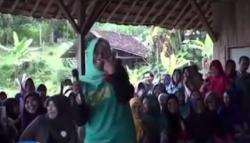 Bikin Ngakak, Emak-Emak Jatigede Sumedang Minta Ridwan Kamil Berantas Pelakor<