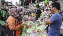 Pedagang Terompet dan Kembang Api Pasar Asemka Diserbu Pembeli