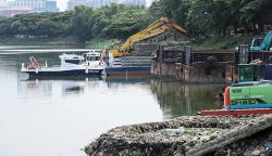Foto Si Pitung dan Si Jampang Dikerahkan Bantu Keruk Waduk Pluit