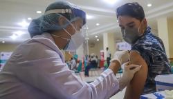 Cegah Penyebaran Varian Omicron, Puluhan WNA Disuntik Vaksin Covid-19
