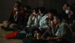 Ekspresi Tegang Pendukung Timnas Indonesia saat Nobar Final Piala AFF<