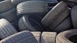 Buset, Pria Ini Kempeskan 1.500 Ban Mobil Pakai Gunting Kuku