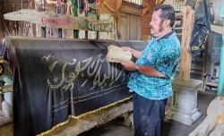 Pria di Tulungagung Koleksi Benda Menyeramkan, Ada Punden hingga Keranda Mayat