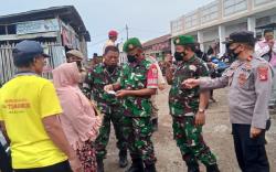 Petugas Sweeping Kartu Vaksin di Pasar Tradisional Turatea Jeneponto