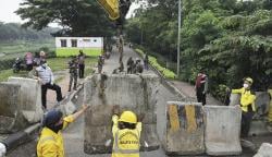 Jalur BKT Ditutup Beton untuk Cegah Kerumunan saat Malam Tahun Baru 2022