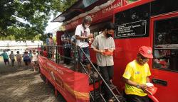 Bus Ini Keliling Klaten Bagikan Makanan Gratis