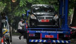 Penampakan Bandrek Gendong Mobil Parkir Sembarangan di Kota Bandung