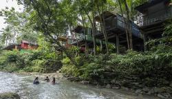 Penginapan Berkonsep Kontainer Ini Suguhkan Suasana Alam Sungai Citumang