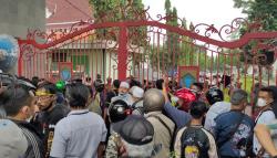 Tuntut Tutup Pasar Ilegal, Pedagang PIC Kepung Kantor Bupati Cianjur<