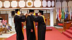 Pengukuhan Guru Besar Termuda, Rektor UNS Sampaikan Pesan Mendalam 