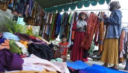 Pakaian Donasi Dijual Rp5.000 per Potong, Keuntungan untuk Korban Gunung Semeru