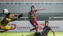 Foto Irfan Bachdim Cetak Dua Gol, Persis Solo Juara Liga 2