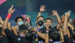 Begini Gaya Kaesang Pangarep, CEO Persis Solo Angkat Trofi Liga 2