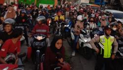 Imbas Penutupan Puncak, Jalur Sukabumi-Bogor Macet Parah<