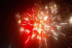   Warga Jayapura Sambut Tahun Baru 2022 dengan Nyalakan Kembang Api dan Mercon<