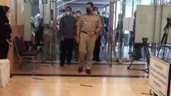 Anies Bersama Dewan Pers Pantau Vaksinasi Covid-19 untuk Wartawan di Balai Kota<