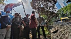 Pakai Batik, Anies Cek Pengerukan Lumpur di Kali Krukut Jakarta Pusat