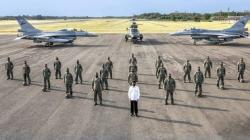 Jokowi Foto Bersama Kru Penerbang TNI AU di Lanud Iswahjudi