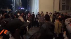 Ribuan Warga dan Wisatawan Berkerumun Dibubarkan Petugas di Bandung<