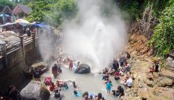 Berendam di Sumber Air Panas Geyser Cisolok