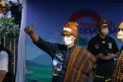 Kunjungi Desa Kreatif Detusoko, Menparekraf Sandiaga Uno Kagum dengan Lampu Hias Bergambar Wajahnya <