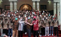  Serahkan Piala Liga 2, Kaesang ke Gibran: Izin Melaporkan Persis Sudah Juara