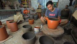 Kerajin Gerabah Terdampak Cuaca Tidak Menentu