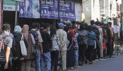 Antrean Panjang Penumpang KRL di Stasiun Citayam Depok