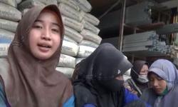 Gadis Cantik Berhijab di Pinrang Rela Jadi Buruh Angkut Semen, Alasannya Bikin Haru