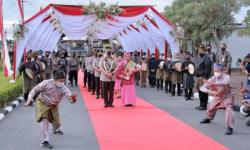 Tiba di Mapolda Riau, Irjen Pol Iqbal dan Istri Disambut Adat Melayu Tepuk Tepung Tawar