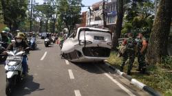 Kronologi MPV Sienta Terbalik seusai Tabrak 2 Motor dan Pohon di Jalan Dago<
