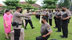 Tradisi Siraman Air Kembang Warnai Acara Kenaikan Pangkat di Mapolres Magelang