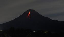 Gunung Merapi Keluarkan Guguran Lava Pijar Sejauh 1.800 Meter