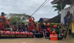 Prajurit Paskhas TNI AU Evakuasi Warga Terjebak Banjir di Aceh Utara
