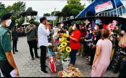  Jokowi Bagikan Bantuan Sembako hingga Uang untuk Pedagang di Pasar Purwodadi