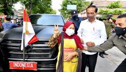 Begini Gaya Kuli Gendong dan Presiden Jokowi Berfoto di Depan Mobil Indonesia 1