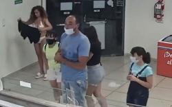 Perempuan Ini Cuma Pakai BH dan Celana Dalam gegara Baju Dijadikan Masker