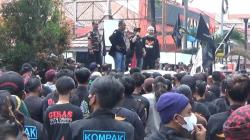 Eksekusi Terpidana Korupsi Terlambat 10 Tahun, Ratusan Orang Geruduk PN Purwakarta<