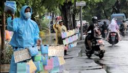 Pedagang Jas Hujan Musiman Muncul di Sepanjang Jalan Kota Surabaya