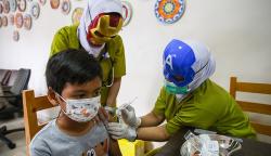 Nakes Pakai Topeng Superhero saat Suntik Vaksin Covid untuk Anak 6-11 Tahun